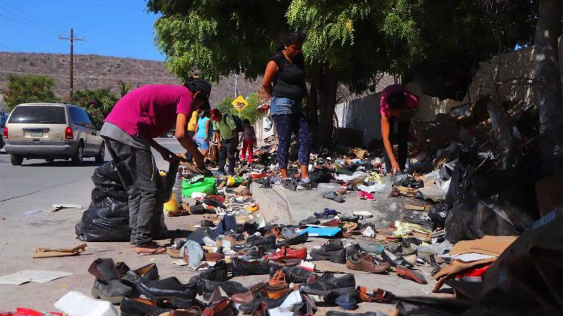 Tiran zapatos en calles de La Paz 1